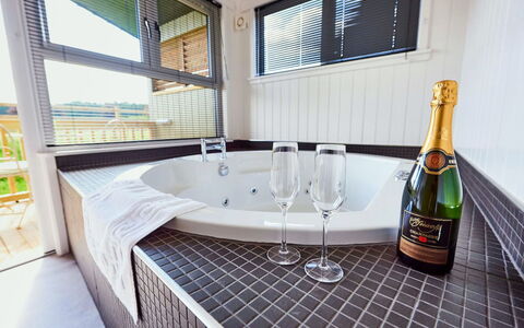 Silverwood Spa Lodge: Tableware, Serveware, Cup, Coffee Cup, Drinkware, Teapot, Food, Dishware, Teacup, Porcelain