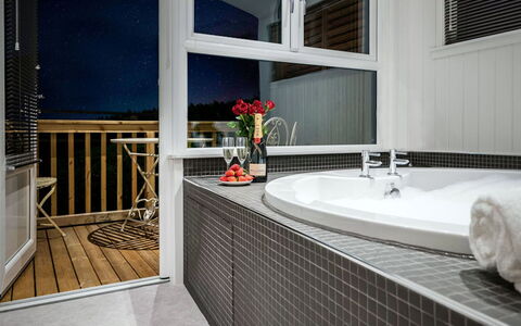 Silverwood Spa Lodge: Tableware, Serveware, Cup, Coffee Cup, Drinkware, Teapot, Food, Dishware, Teacup, Porcelain