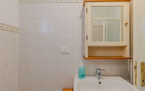 La Finestra sul Lago: Wall, Plumbing Fixture, Bathroom Sink, Interior Design, Flooring, Tap, Plumbing, Floor, Bathroom, Sink