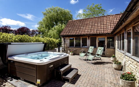 The Cottages Collection at Rusty Lane Farm: Swimming Pool, Bathtub, Resort, Outdoor Furniture, Eco Hotel, Shade, Yard, Jacuzzi, Courtyard