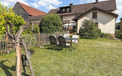 Albert: Grass, Building, House, Residential Area, Roof, Shrub, Cottage, Home, Garden