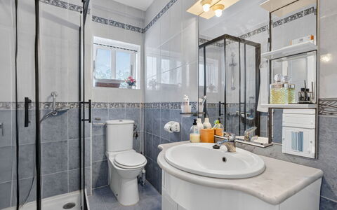 Goya - Mar de Cristal: Bathroom, Plumbing Fixture, Sink, Interior Design, Toilet, Bathroom Sink, Tap, Toilet Seat, Flooring, Plumbing