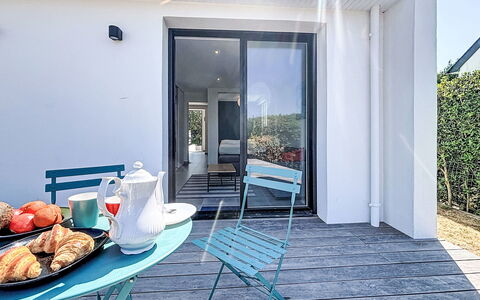 Beg en Aud: Furniture, Outdoor Furniture, Chair, Outdoor Table, Kitchen & Dining Room Table, Houseplant, Bicycle, Balcony, Aluminium