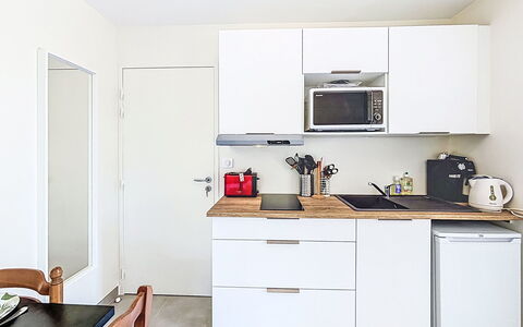 Beg en Aud: Furniture, Kitchen, Countertop, Cabinetry, Interior Design, Flooring, Kitchen Appliance, Wood, Floor, Major Appliance
