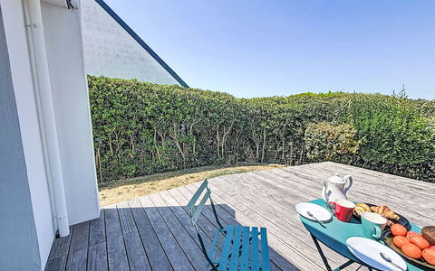 Beg en Aud: Blue, Sunlight, Outdoor Furniture, Shade, Landscaping, Fence, Hedge, Balcony, Eco Hotel, Walkway