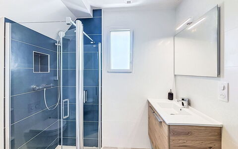 Beg en Aud: Flooring, Floor, Plumbing Fixture, Bathroom, Interior Design, Bathroom Cabinet, Plumbing, Tap, Mirror, Sink