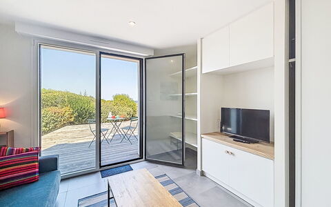 Beg en Aud: Interior Design, Furniture, Flooring, Floor, Ceiling, Room, Apartment, Couch, Living Room