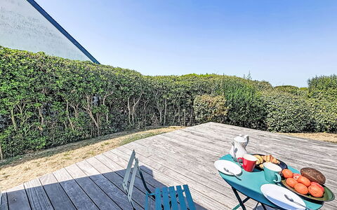 Beg en Aud: Blue, Green, Shrub, Sunlight, Hedge, Shade, Garden, Ocean, Landscaping, Fence