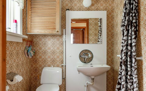 Lantdrömmen: Toilet Seat, Bathroom, Toilet, Plumbing Fixture, Bathroom Sink, Interior Design, Sink, Flooring, Floor, Plumbing
