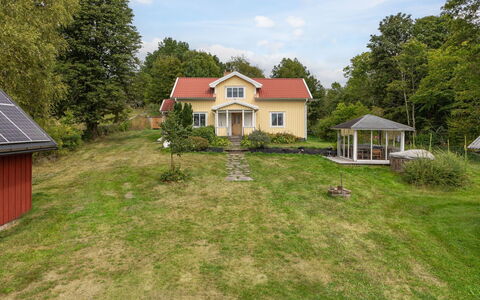 Lantdrömmen: Grass, Building, Tree, House, Residential Area, Home, Shrub, Roof, Land Lot