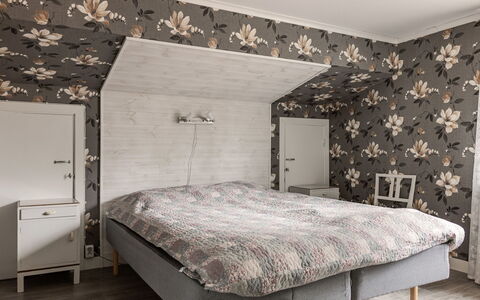 Lantdrömmen: Bedroom, Bed, Furniture, Bed Sheet, Bedding, Interior Design, Flooring, Wood, Floor, Linens