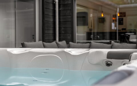 Filippine - 800M from the Sea: Bathtub, Plumbing Fixture, Jacuzzi, Plumbing, Design, Bathroom, Houseplant, Tap, Hotel