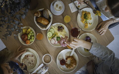 Viehhofen 1: Food, Tableware, Ingredient, Dishware, Table, Serveware, Plate, Furniture, Fruit