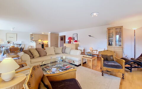 Résidence Mila N°2: Furniture, Interior Design, Flooring, Floor, Couch, Ceiling, Wood, Room, Living Room, Table