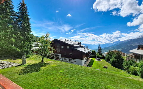 Résidence Mila N°2: House, Landscape, Home, Hill Station, Rural Area, Mountain Range, Cottage, Slope, Larch, Valley