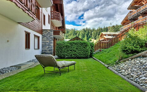 Résidence Mila N°2: Home, Garden, Lawn, Estate, Landscaping, Yard, Eco Hotel, Larch, Villa