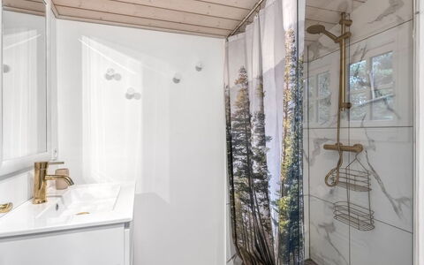 Marjanna - 500M to the Fjord: Interior Design, Flooring, Bathroom, Plumbing Fixture, Floor, Ceiling, Plumbing, Room, Shower Curtain, Toilet