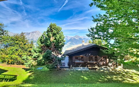 Ozer: House, Cottage, Rural Area, Landscape, Home, Hill Station, Mountain Range, Farmhouse, Meadow, Lawn