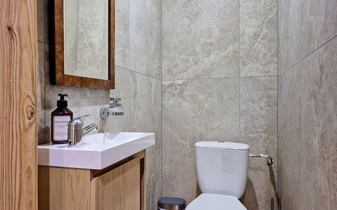 Ozer: Toilet Seat, Bathroom, Plumbing Fixture, Wall, Toilet, Flooring, Sink, Interior Design, Floor, Plumbing