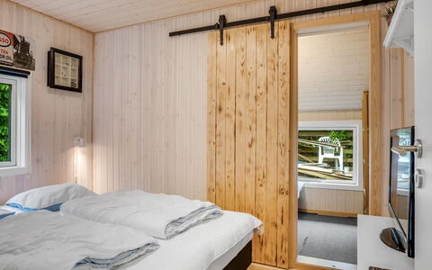 Inola - 400M to the Fjord: Bedroom, Wood, Bed, Interior Design, Flooring, Ceiling, Floor, Bed Sheet, Bedding, Room