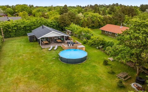 Inola - 400M to the Fjord: Home, Roof, House, Door, Cottage, Shade, Garden, Groundcover, Porch, Yard
