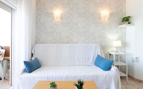 Gondolas Tropical: Furniture, Interior Design, Wall, Floor, Flooring, Couch, Textile, Room, Living Room, Apartment