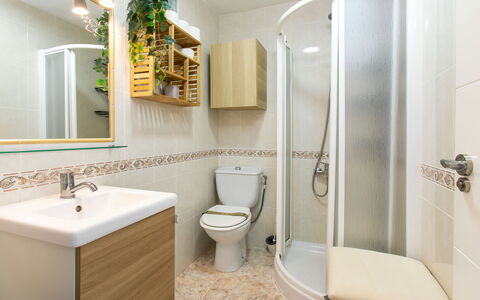 Gondolas Tropical: Toilet Seat, Bathroom, Plumbing Fixture, Bathroom Sink, Toilet, Sink, Flooring, Interior Design, Floor, Tap