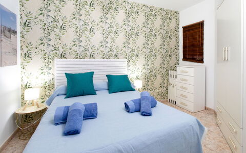 Gondolas Tropical: Furniture, Interior Design, Flooring, Wall, Floor, Room, Wood, Bedroom, Bed, Ceiling