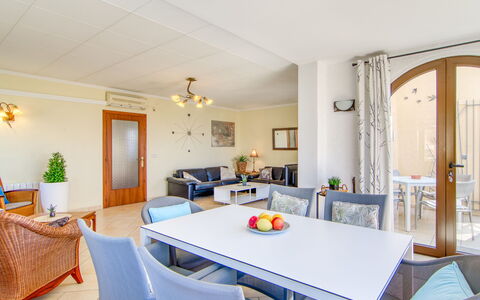 Schöne: Furniture, Flooring, Interior Design, Chair, Kitchen & Dining Room Table, Floor, Table, Ceiling, Dining Room, Lighting