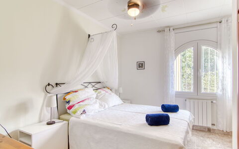 Girasol: Furniture, Bed, Interior Design, Bedroom, Floor, Flooring, Wall, Wood, Bedding, Ceiling