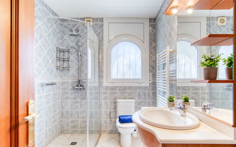 Schöne: Interior Design, Flooring, Plumbing Fixture, Floor, Ceiling, Bathroom, Plumbing, Home, Tile, Bathroom Cabinet