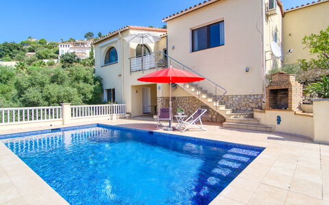 Schöne: Swimming Pool, Residential Area, Resort, House, Composite Material, Home, Estate, Villa, Hacienda, Thermae