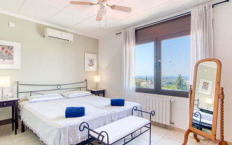 Schöne: Furniture, Bed, Interior Design, Floor, Bedroom, Flooring, Ceiling, Bed Sheet, Apartment, Bedding