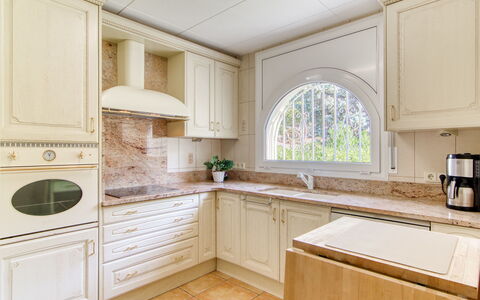 Schöne: Kitchen, Countertop, Cabinetry, Interior Design, Kitchen Appliance, Flooring, Wood, Major Appliance, Floor, Furniture