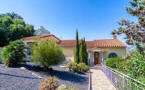 Schöne: Residential Area, House, Home, Shrub, Estate, Roof, Garden, Driveway, Landscaping