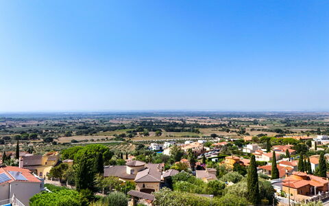 Schöne: Daytime, Residential Area, Horizon, Urban Area, Roof, Neighbourhood, Summer, Landscape, Town, Urban Design