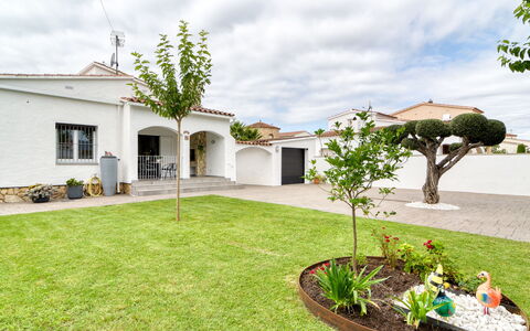 Antonia: Residential Area, House, Home, Garden, Land Lot, Estate, Landscaping, Driveway, Lawn