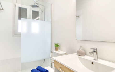 Antonia: Interior Design, Flooring, Plumbing Fixture, Floor, Bathroom, Tap, Home, Room, Plumbing, Mirror