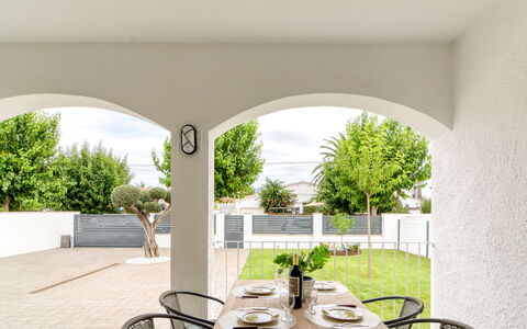 Antonia: Furniture, Interior Design, Kitchen & Dining Room Table, Chair, Home, Table, Ceiling, Dining Room, Estate, Houseplant