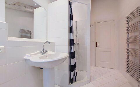Lou Parpaiou: Flooring, Floor, Wall, Interior Design, Plumbing Fixture, Bathroom, Ceiling, Plumbing, Tile, Room