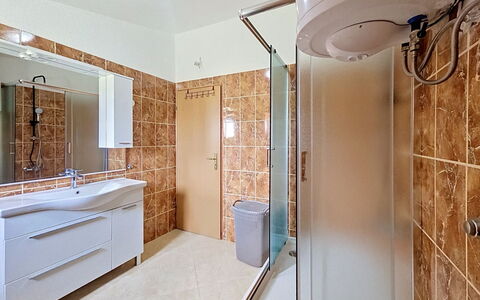 Ivana: Flooring, Plumbing Fixture, Interior Design, Floor, Bathroom, Bathroom Sink, Sink, Ceiling, Tap, Mirror