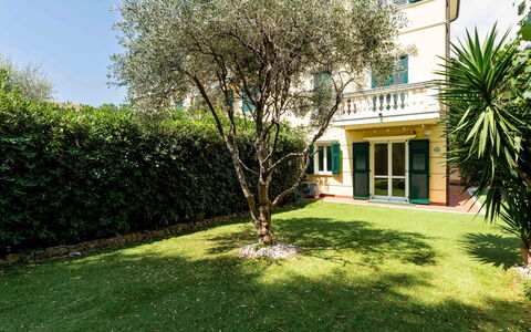 Casa Dell'Ulivo: Green, Shrub, Garden, Lawn, Hedge, Landscaping, Shade, Yard, Backyard, Estate