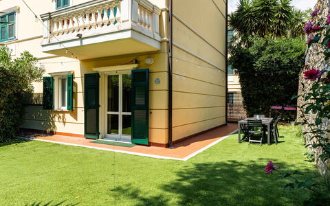 Casa Dell'Ulivo: Home, Apartment, Balcony, Condominium, Lawn, Yard, Landscaping, Backyard, Houseplant, Hotel