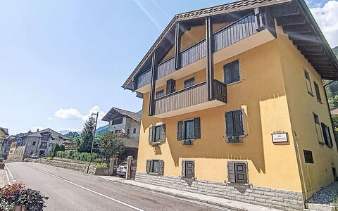 Federica: Building, Window, Residential Area, House, Home, Roof, Human Settlement, Cottage, Rural Area, Village