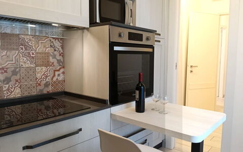 Oasi Blocco a: Flooring, Interior Design, Kitchen, Countertop, Floor, Kitchen Appliance, Furniture, Major Appliance, Cabinetry, Room