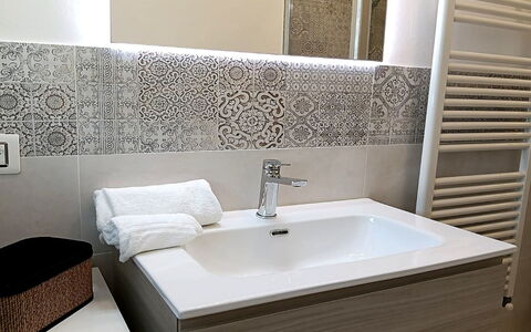 Oasi Blocco a: Plumbing Fixture, Bathroom Sink, Flooring, Interior Design, Sink, Floor, Bathroom, Tap, Plumbing, Bathroom Cabinet