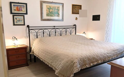 Oasi Blocco a: Bed, Furniture, Bedroom, Bedding, Bed Sheet, Flooring, Floor, Interior Design, Linens, Bed Frame