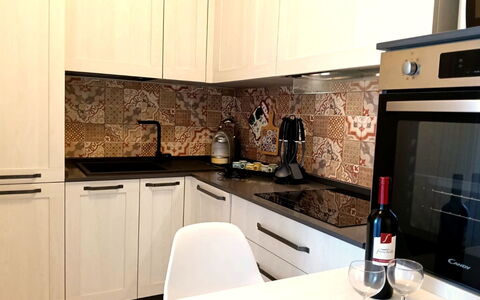 Oasi Blocco a: Kitchen, Kitchen Appliance, Countertop, Major Appliance, Cabinetry, Wood, Stove, Kitchen Stove, Interior Design, Flooring