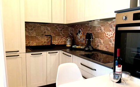 Oasi Blocco a: Kitchen, Kitchen Appliance, Countertop, Major Appliance, Wood, Kitchen Stove, Interior Design, Stove, Cabinetry, Flooring