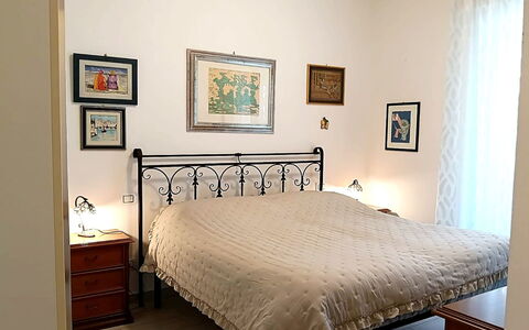 Oasi Blocco a: Bed, Furniture, Bedding, Bedroom, Bed Sheet, Interior Design, Linens, Floor, Flooring, Room